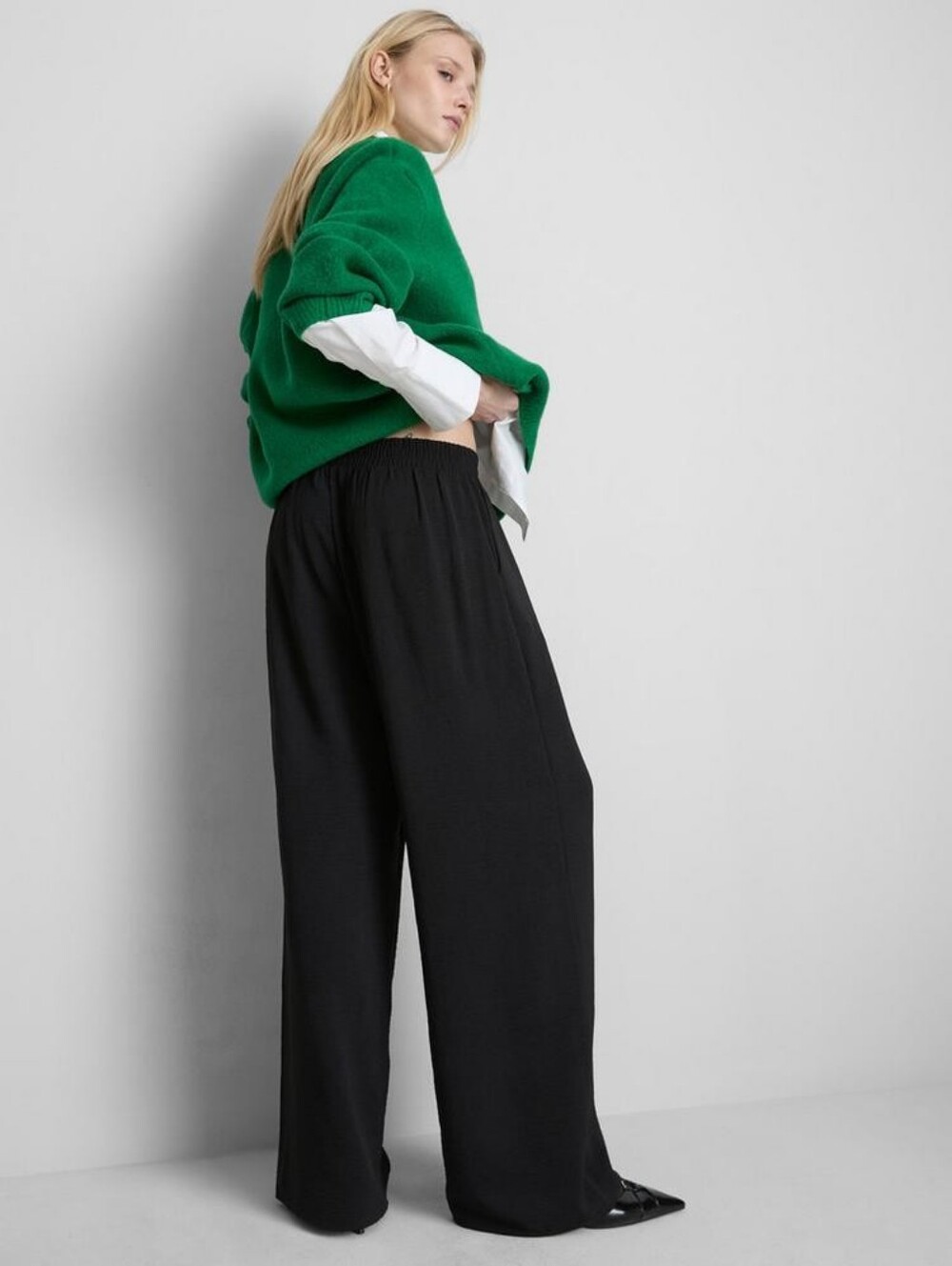 NWOT Women's Flowy Black Elastic Waistband Wide-Leg Mid-rise Fit Pants Size M